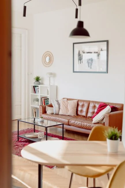 Interior de bureau spacieux et moderne avec cloisons vitrées, mobilier élégant et œuvres murales colorées.